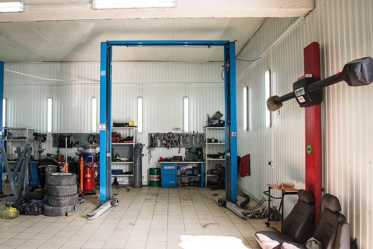 リフトと工具が並ぶ整備工場の作業場